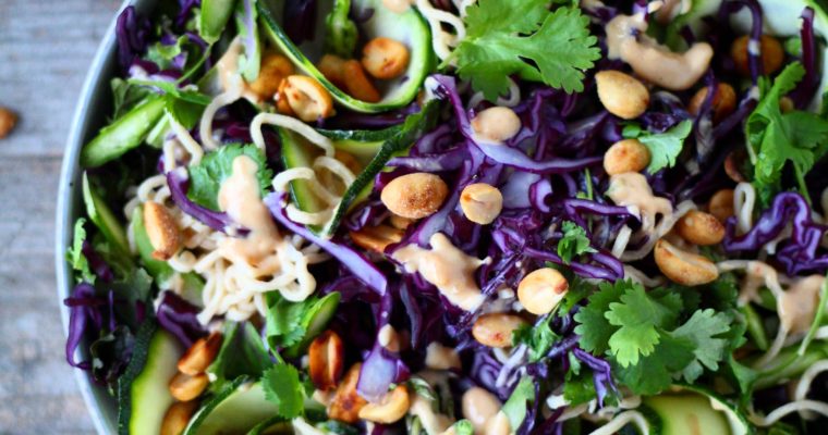 Nudelsalat med kål, koriander og peanutbutterdressing
