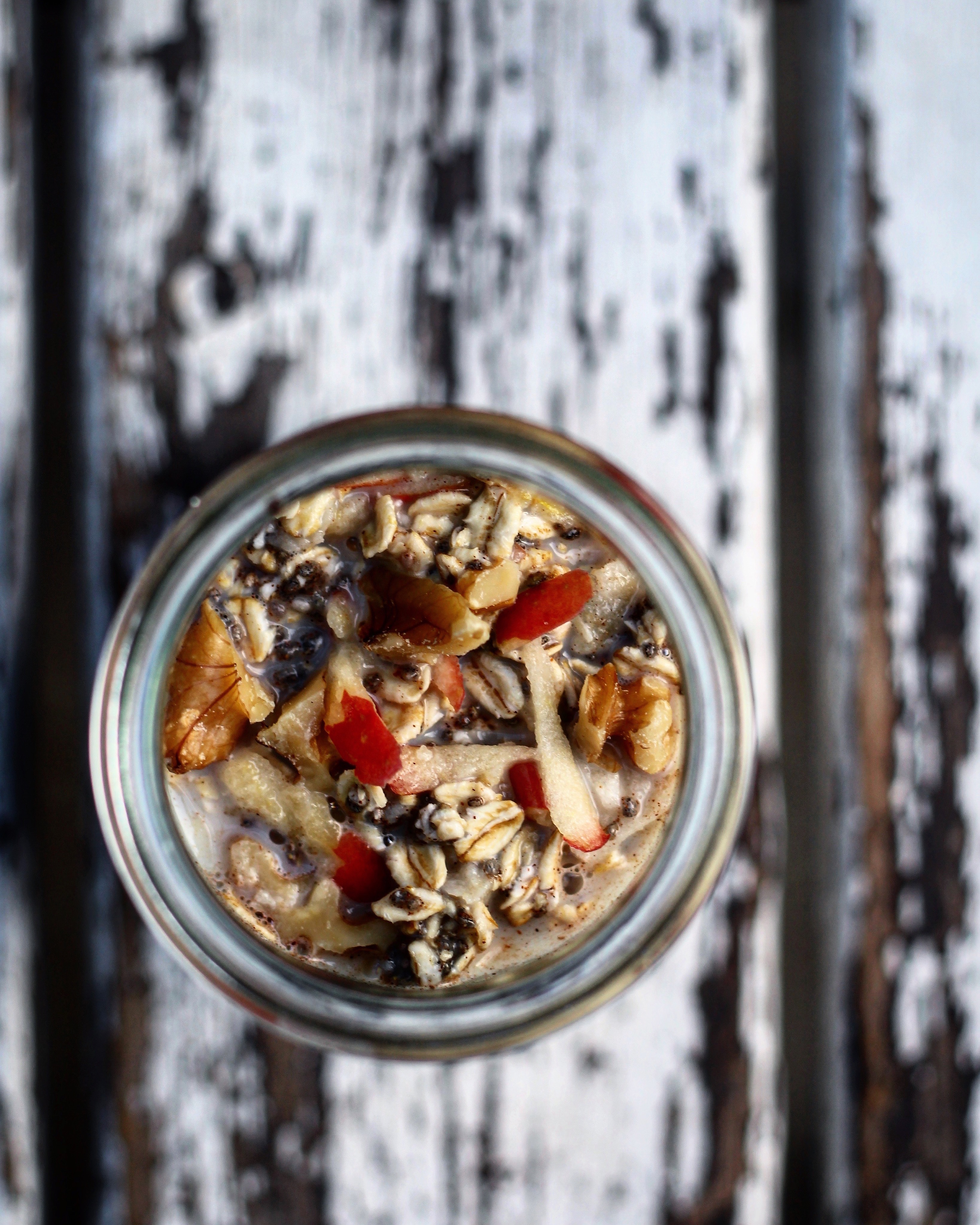 Overnight oats med æble, kanel, valnødder & chiaPlantebaserede erstatninger for æg, mælk og smørHavregrynskuglerRødkålssalat med sirupsnødder-image