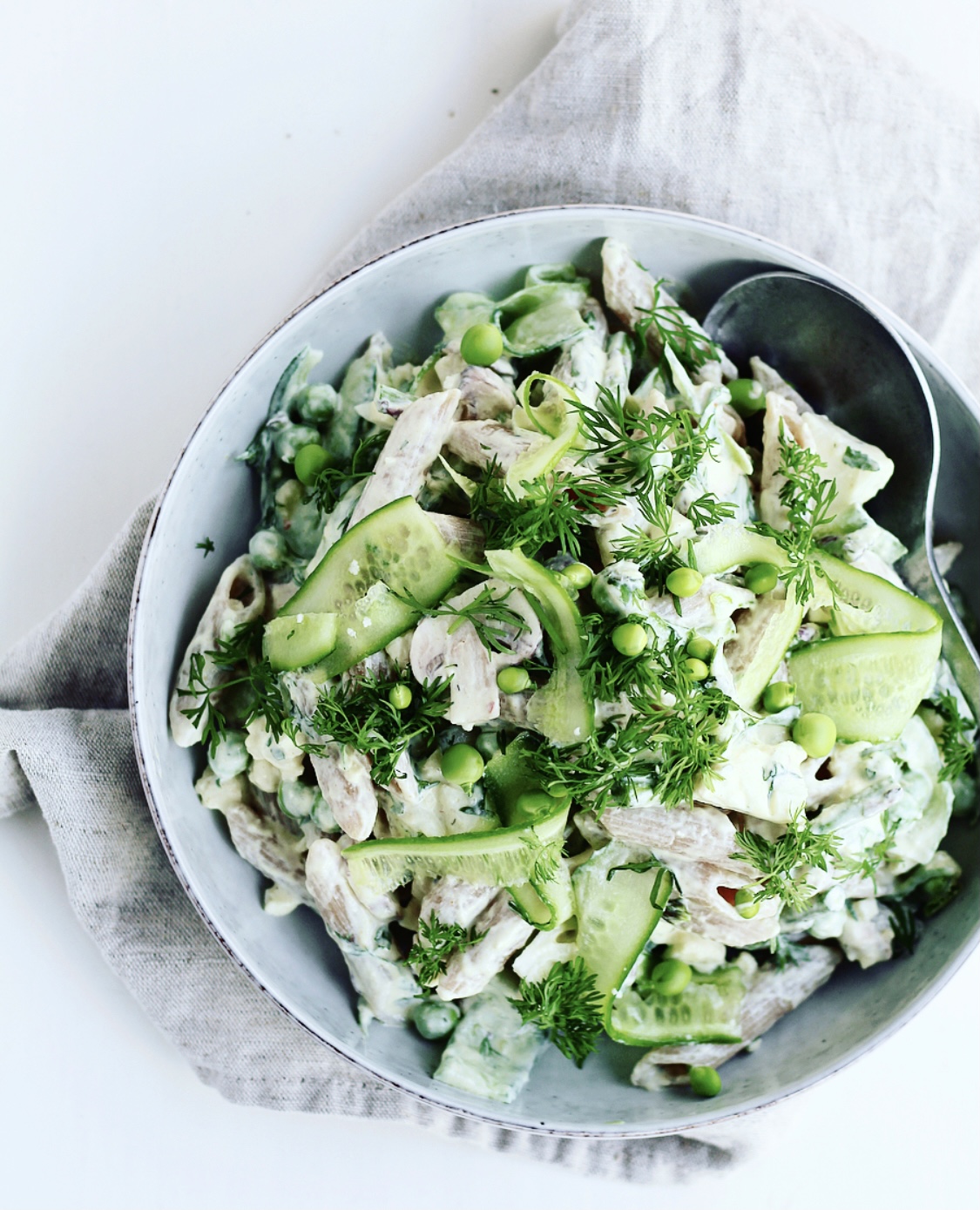 Forårspastasalat med yoghurtdressing