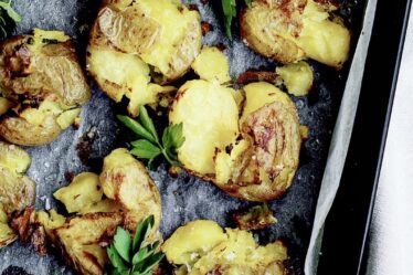 Knuste kartofler med løvstikke og havsalt