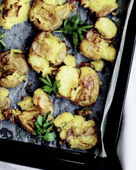 Knuste kartofler med løvstikke og havsalt
