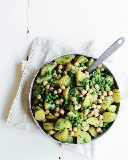 Syrlig kartoffelsalat med kikærter