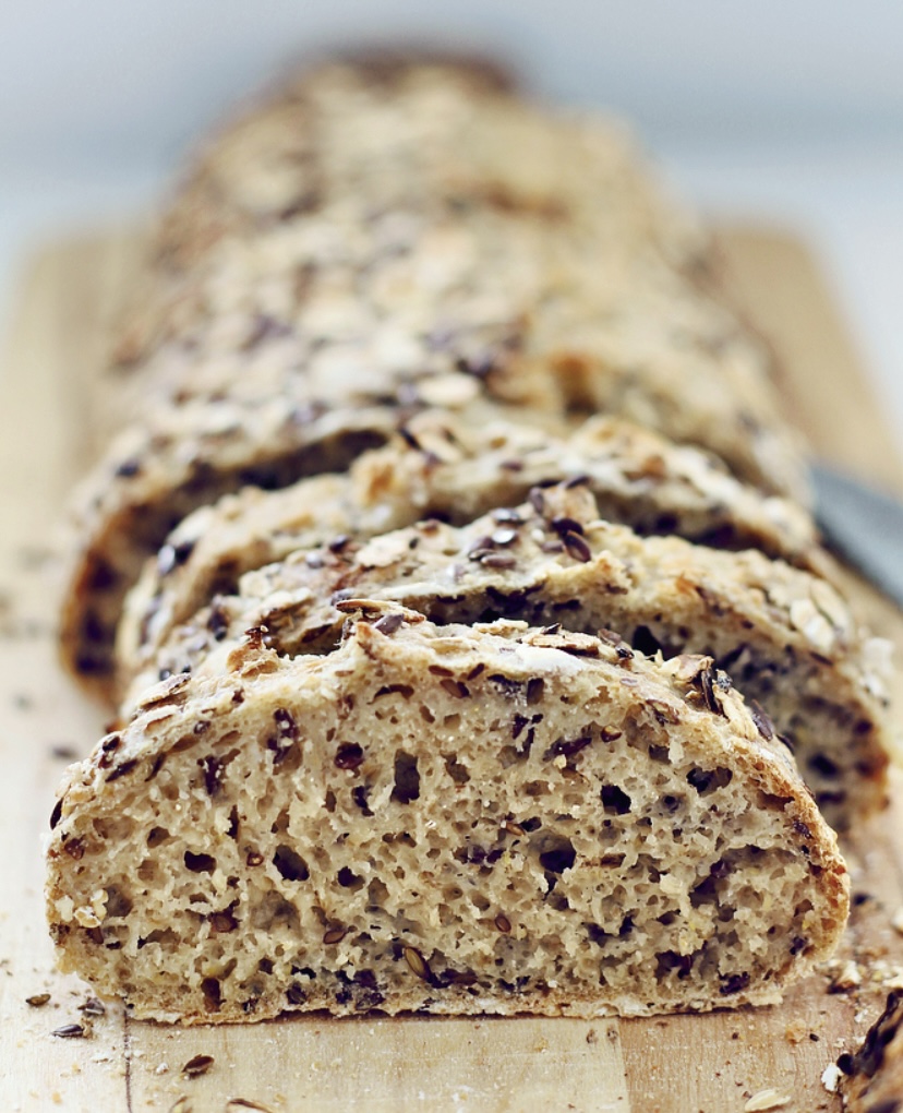 Nemt madbrød med havregryn og hørfrø