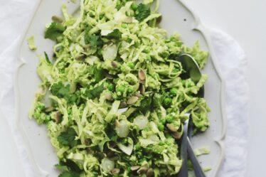 Spidskålssalat med avocado-edamamecreme