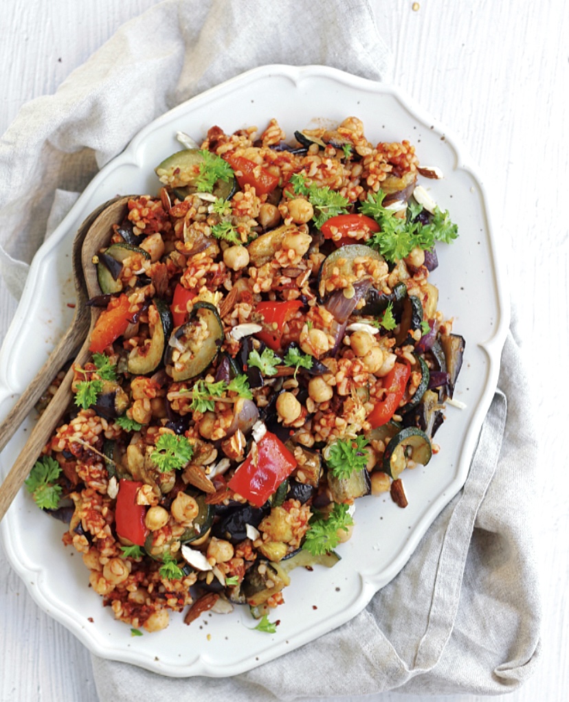 Lun tomat-bulgursalat med bagt grønt og kikærter