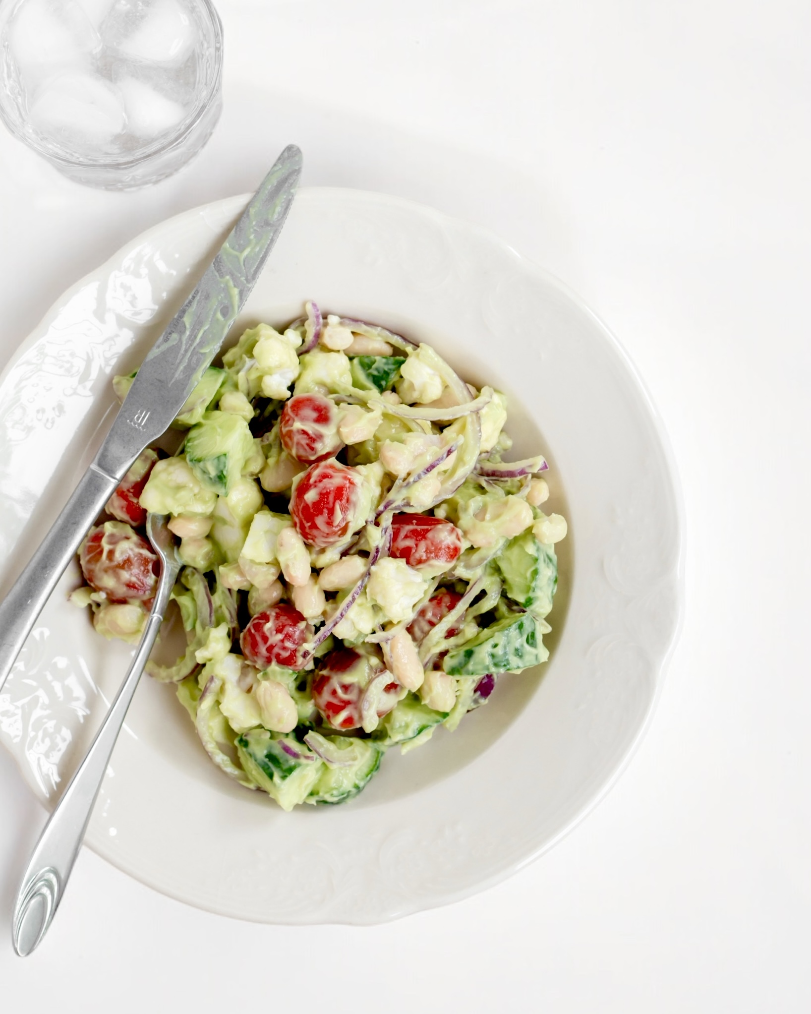 Chunky salat med avocadocreme