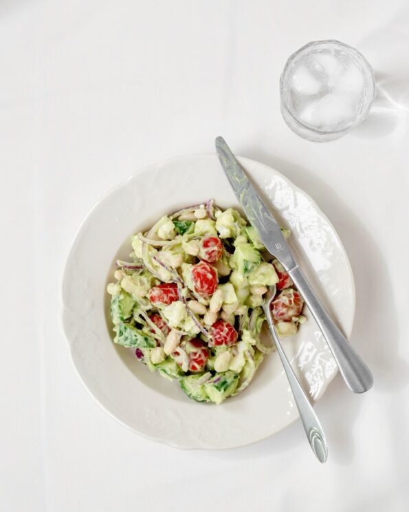 Chunky salat med avocadodressing