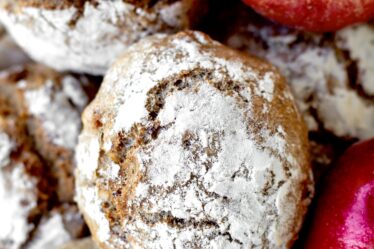 Æbleboller med kardemomme og valnødder