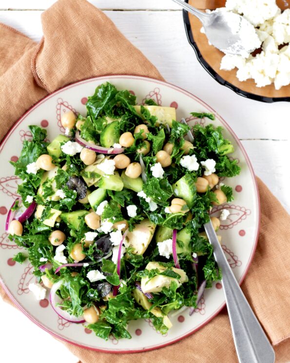 Grønkålssalat med artiskok og kikærter