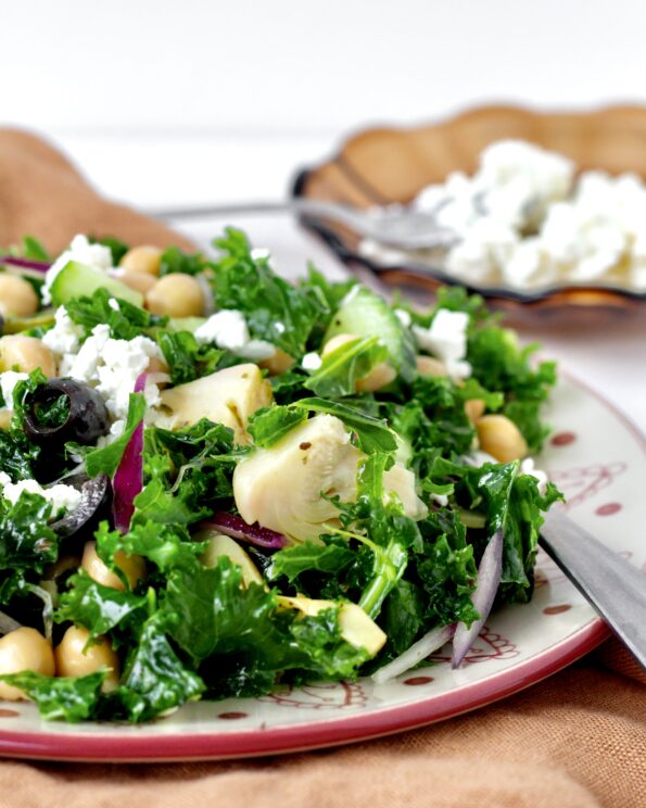 Grønkålssalat med artiskok og kikærter