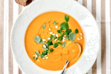 Bagt grøntsagssuppe med hytteost