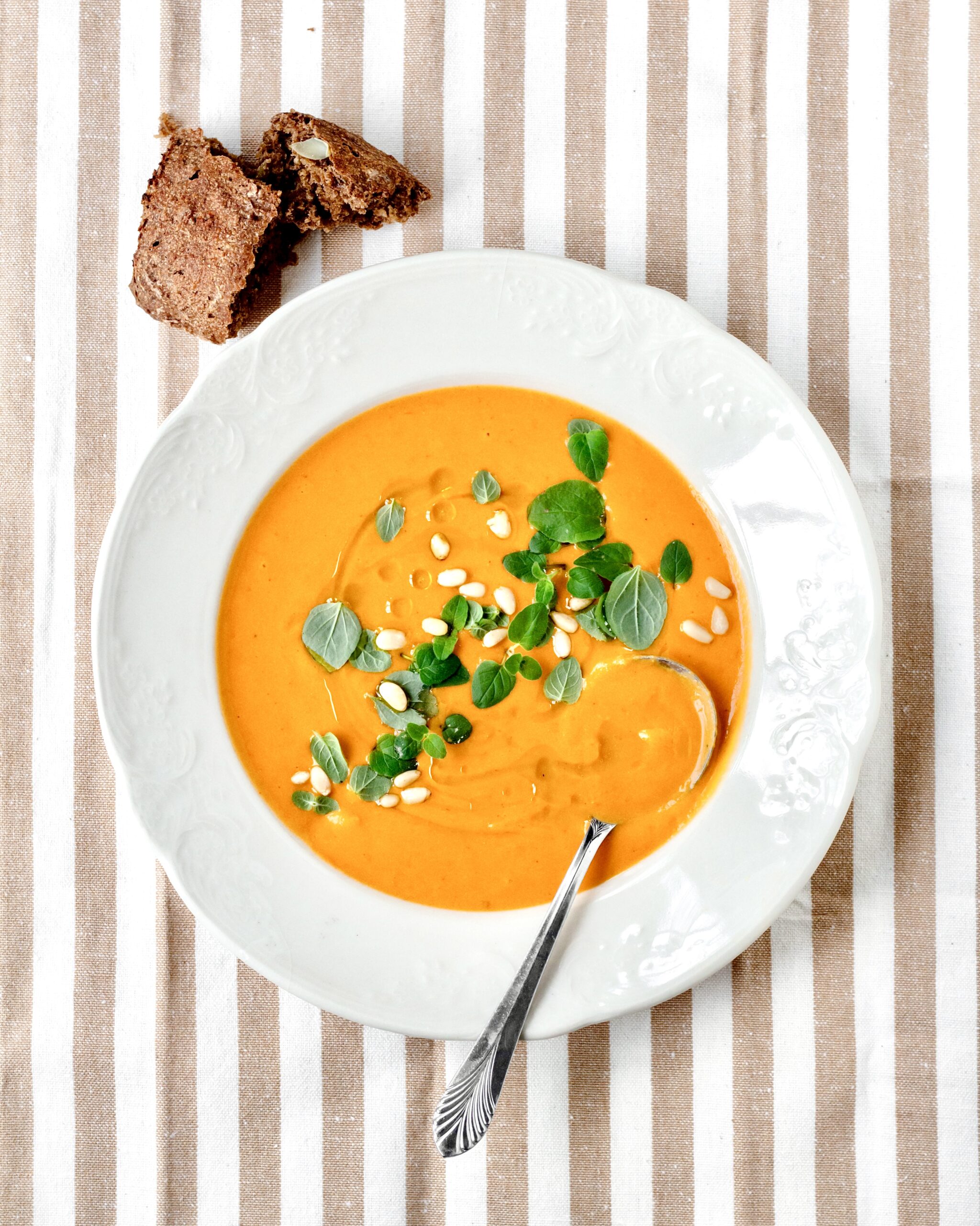 Bagt grøntsagssuppe med hytteost