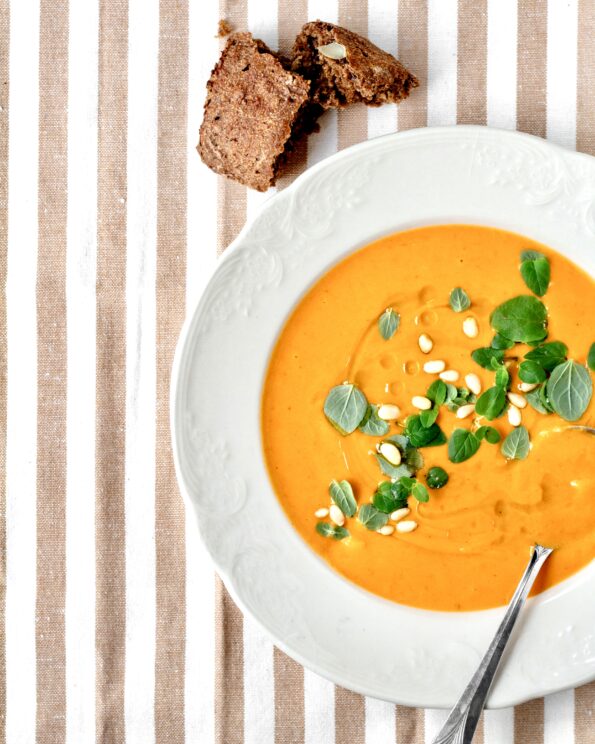 Bagt grøntsagssuppe med hytteost