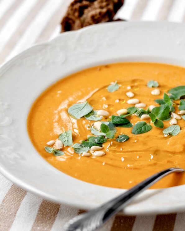 Bagt grøntsagssuppe med hytteost