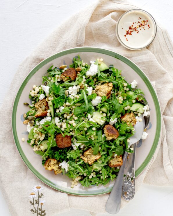 Perlecouscoussalat med falafler og tahindressing