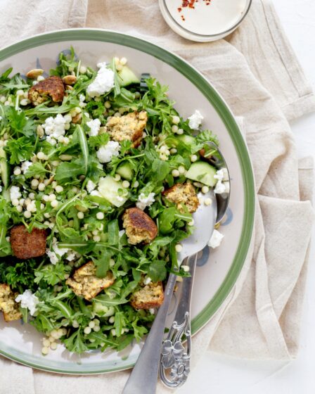 Perlecouscoussalat med falafler og tahindressing