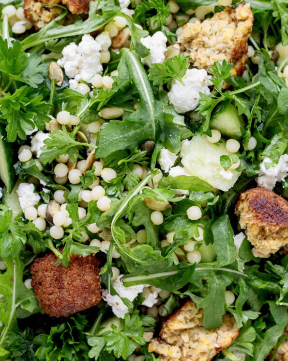 Perlecouscoussalat med falafler og tahindressing