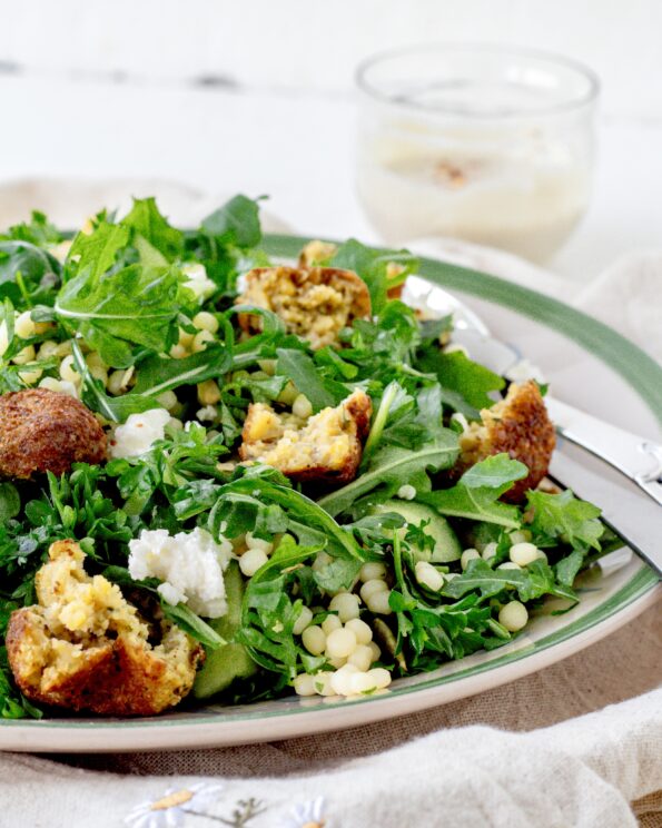 Perlecouscoussalat med falafler og tahindressing