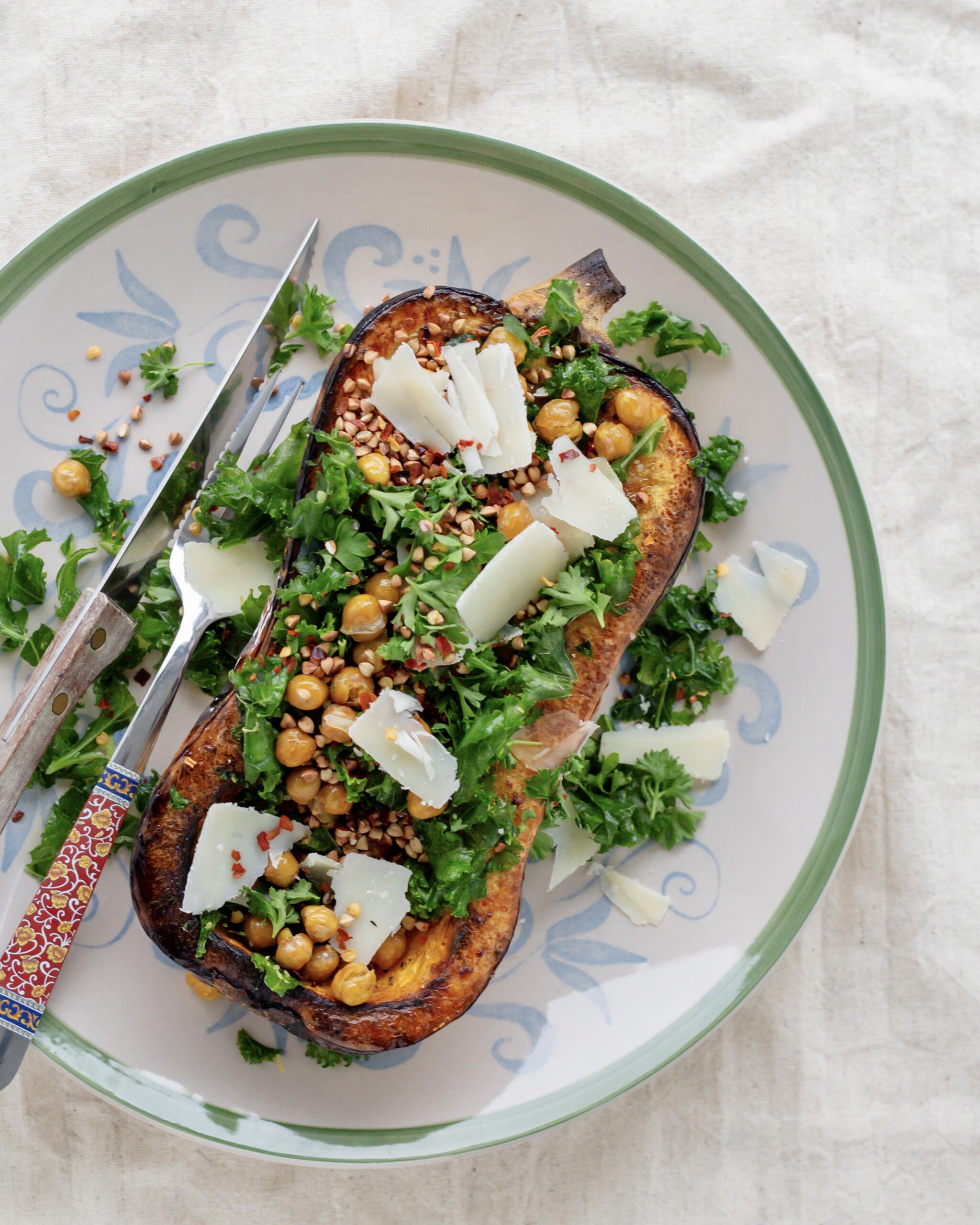 Bagt butternutsquash med citrongrønkål og bagte kikærter
