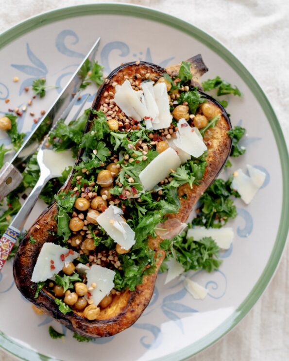 Bagt butternutsquash med citrongrønkål og bagte kikærter