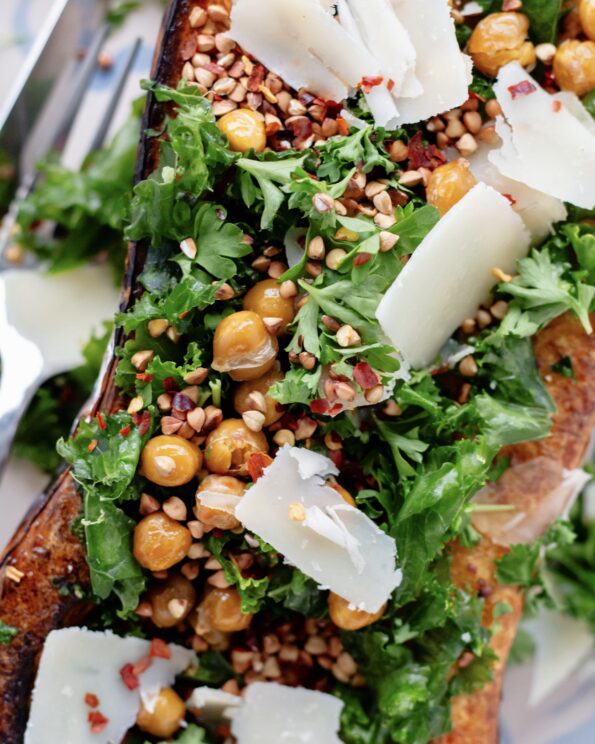 Bagt butternutsquash med citrongrønkål og bagte kikærter