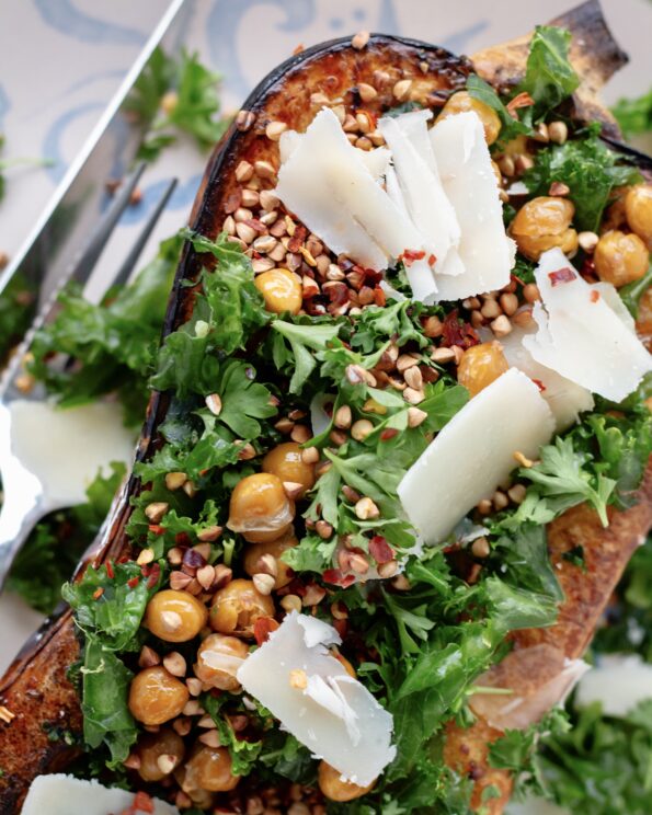 Bagt butternutsquash med citrongrønkål og bagte kikærter
