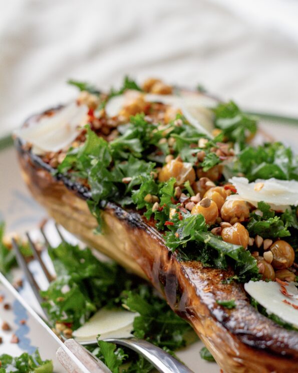 Bagt butternutsquash med citrongrønkål og bagte kikærter