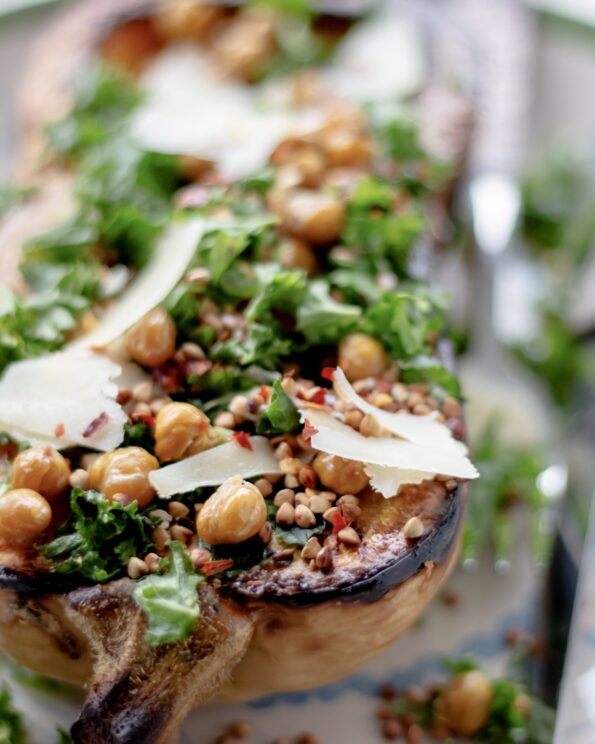 Bagt butternutsquash med citrongrønkål og bagte kikærter