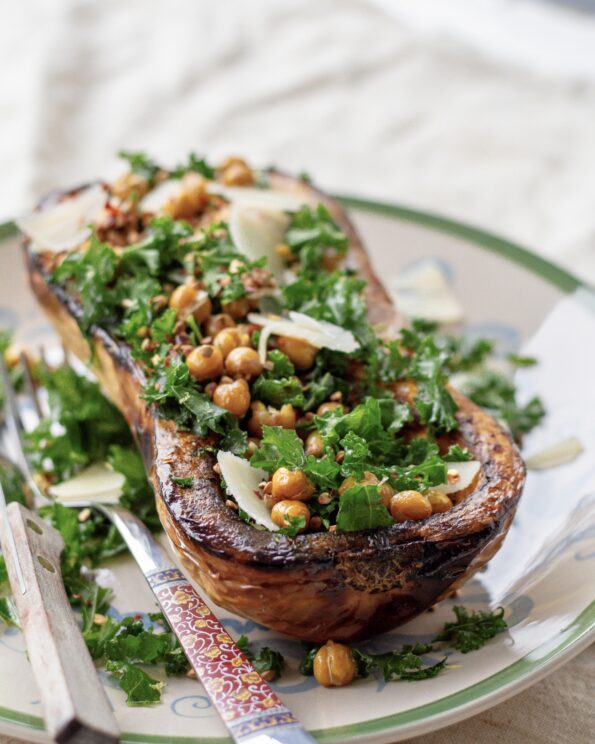 Bagt butternutsquash med citrongrønkål og bagte kikærter