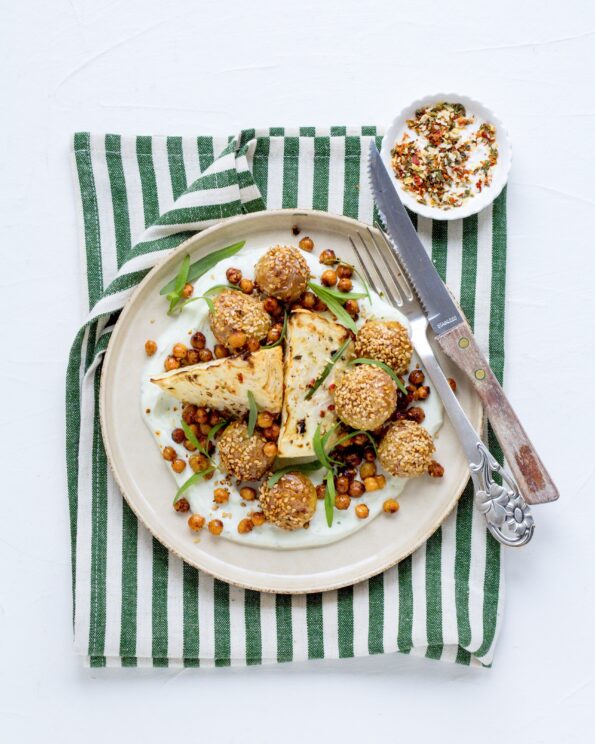 Bagt knoldselleri med estragoncreme og sprøde kikærter