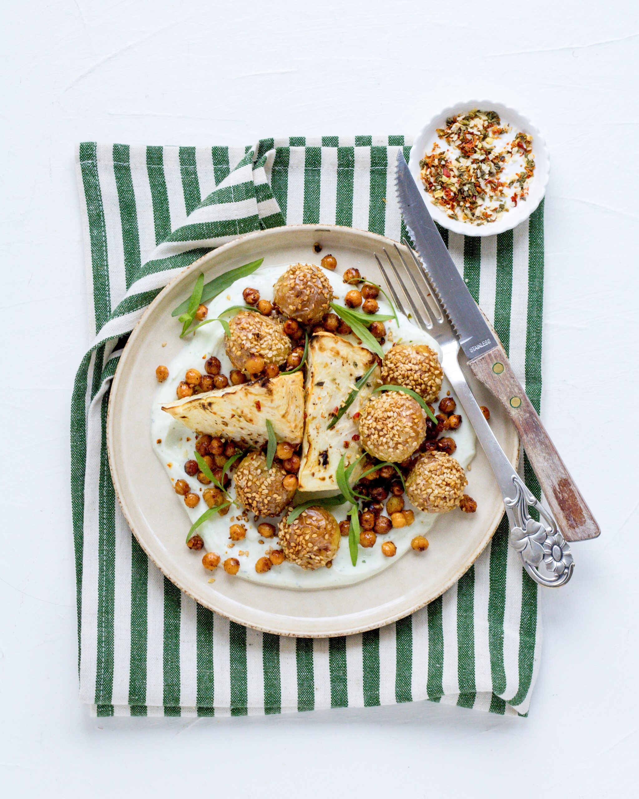 Bagt knoldselleri med estragoncreme og sprøde kikærter