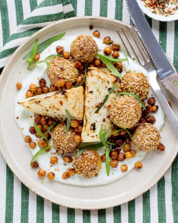 Bagt knoldselleri med estragoncreme og sprøde kikærter