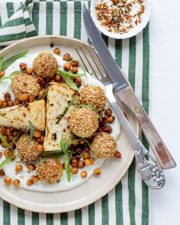 Bagt knoldselleri med estragoncreme og sprøde kikærter