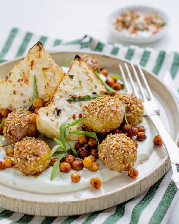 Bagt knoldselleri med estragoncreme og sprøde kikærter