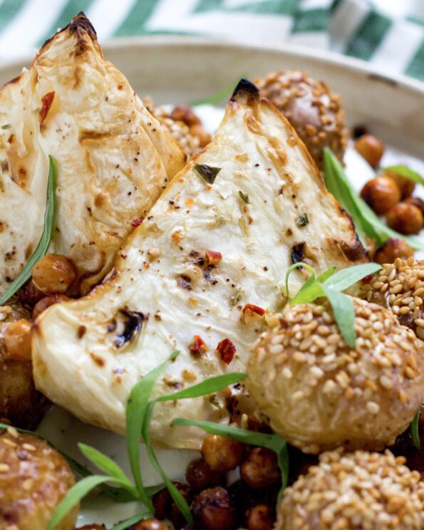 Bagt knoldselleri med estragoncreme og sprøde kikærter