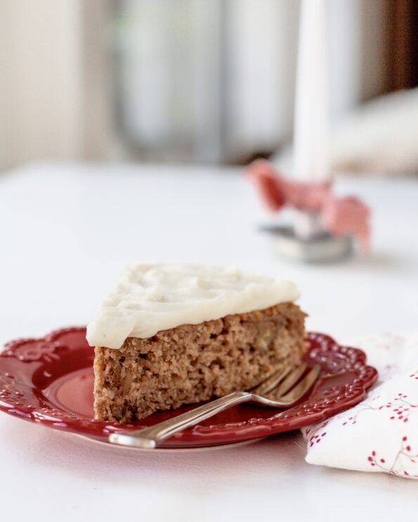 Krydret julekage med æble, valnødder og mascarponecreme