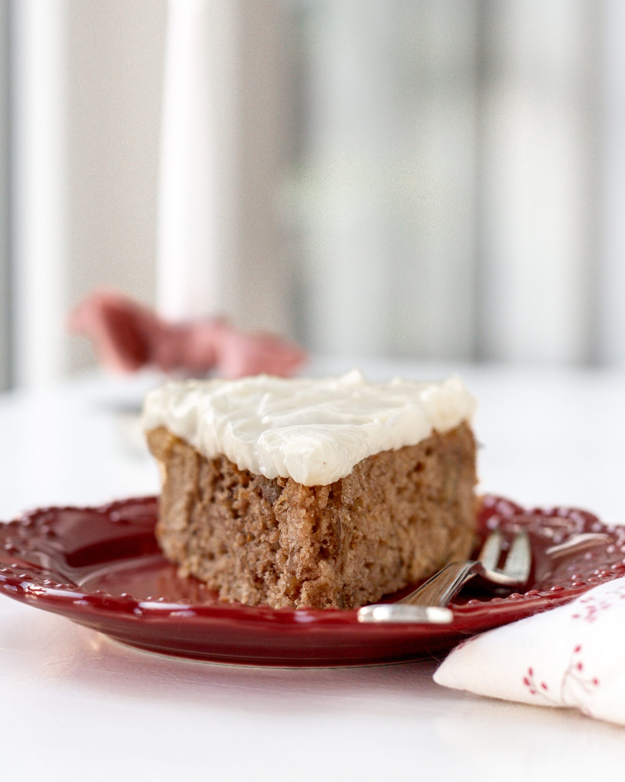 Krydret julekage med æble, valnødder og mascarponecreme