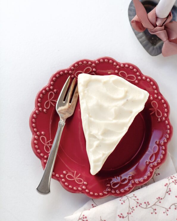 Krydret julekage med æble, valnødder og mascarponecreme