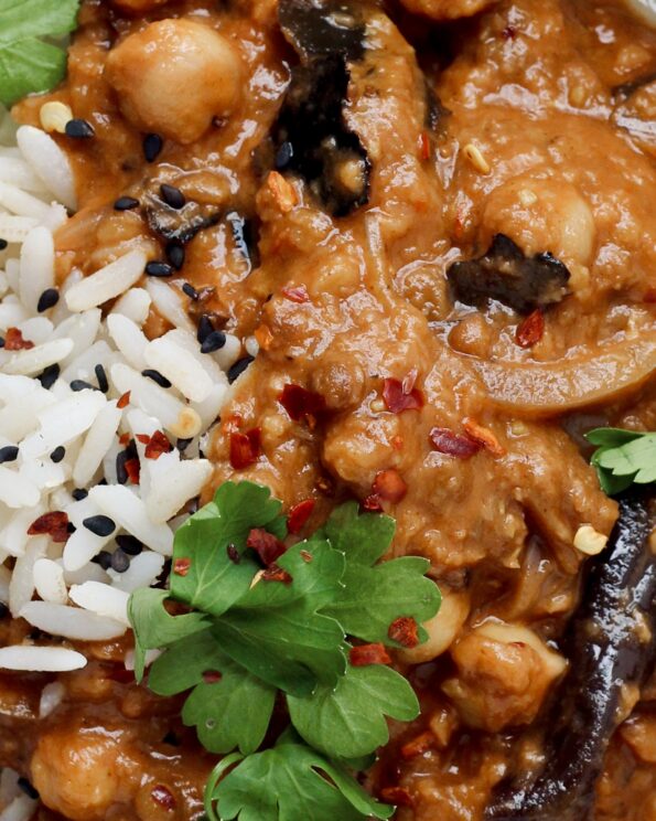 Aubergine i kikærtesauce
