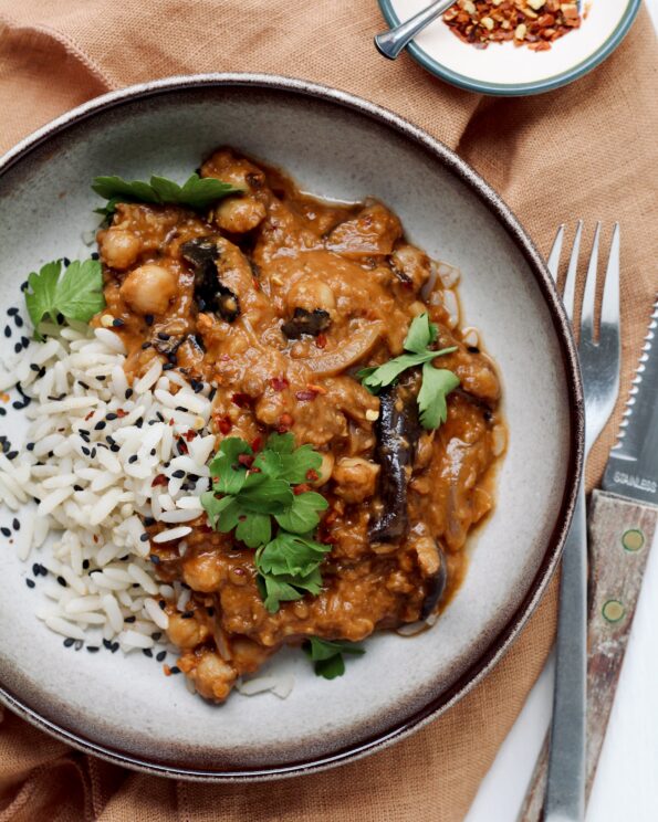 Aubergine i kikærtesauce