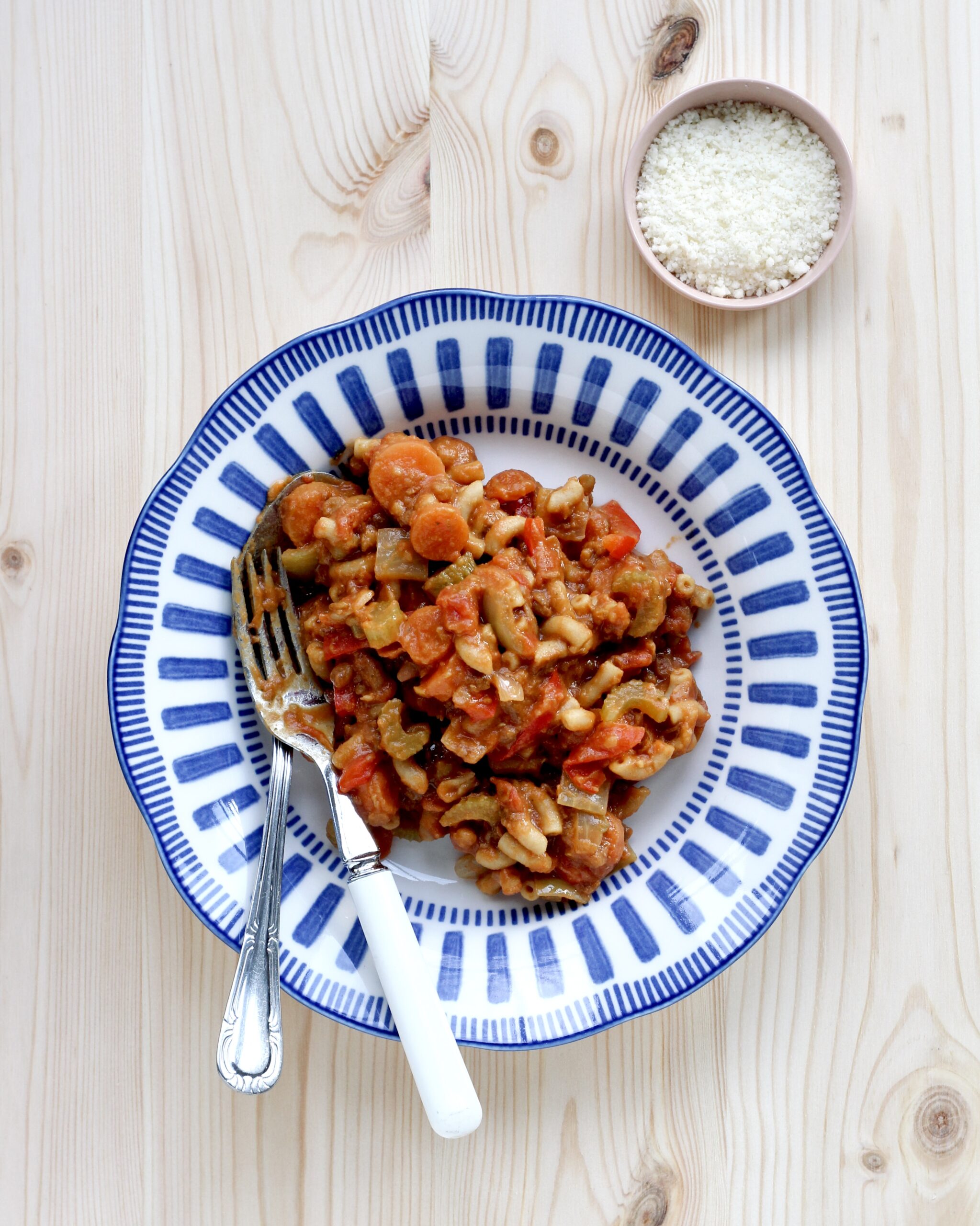 Tomatgryde med bønner og pasta
