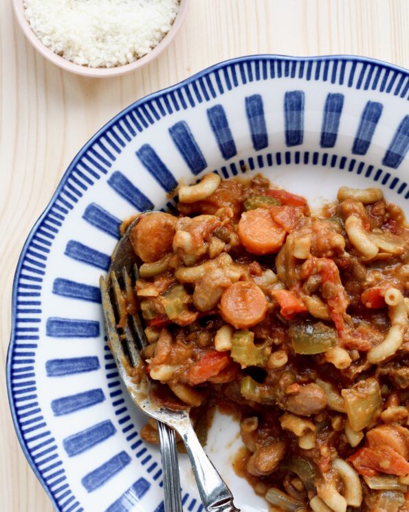 Tomatgryde med bønner og pasta