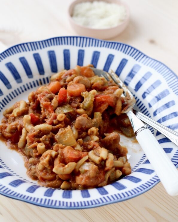 Tomatgryde med bønner og pasta