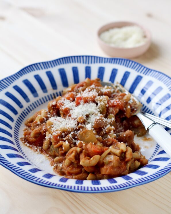 Tomatgryde med bønner og pasta