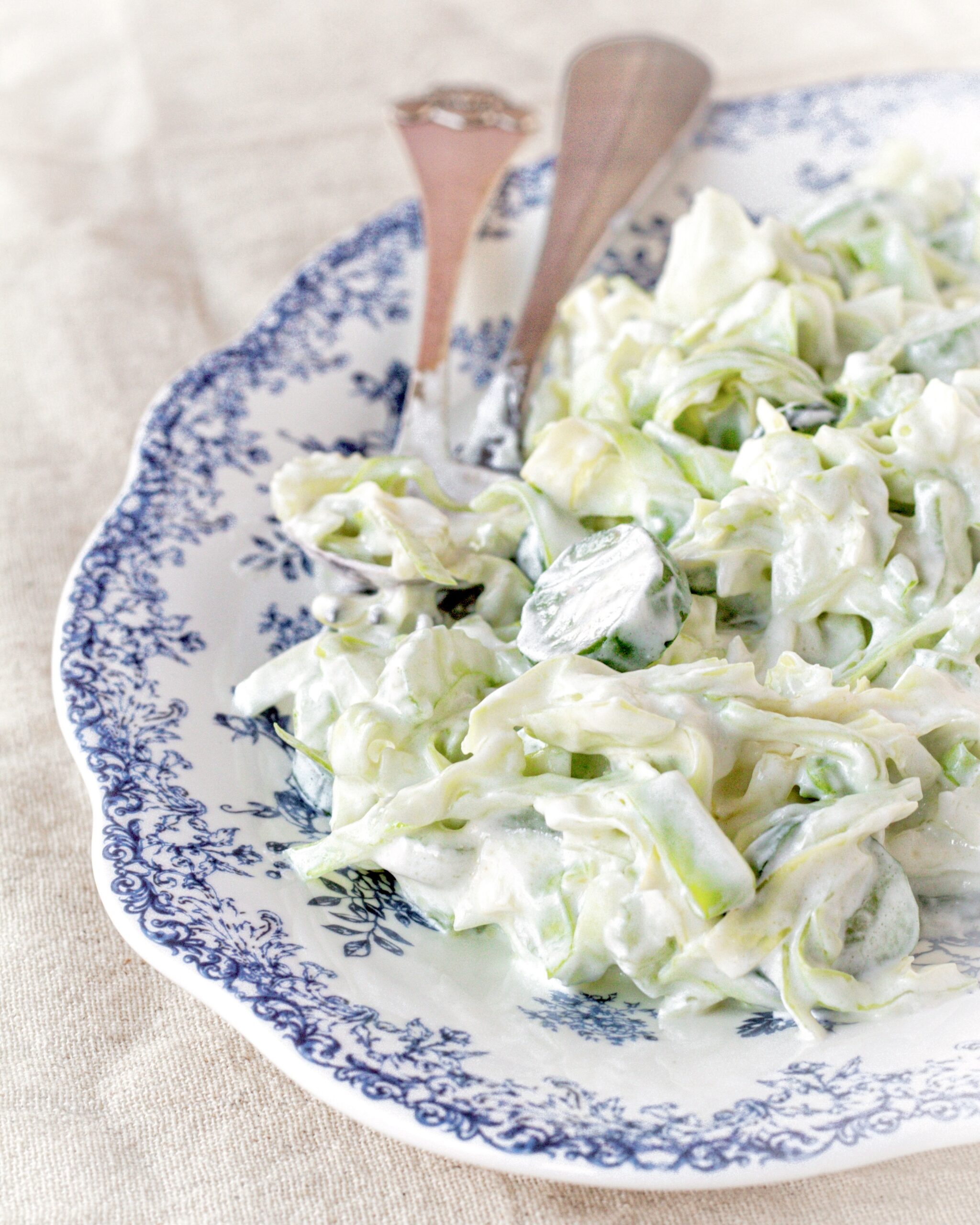 Hvid kålsalat med græsk yoghurt-dressing