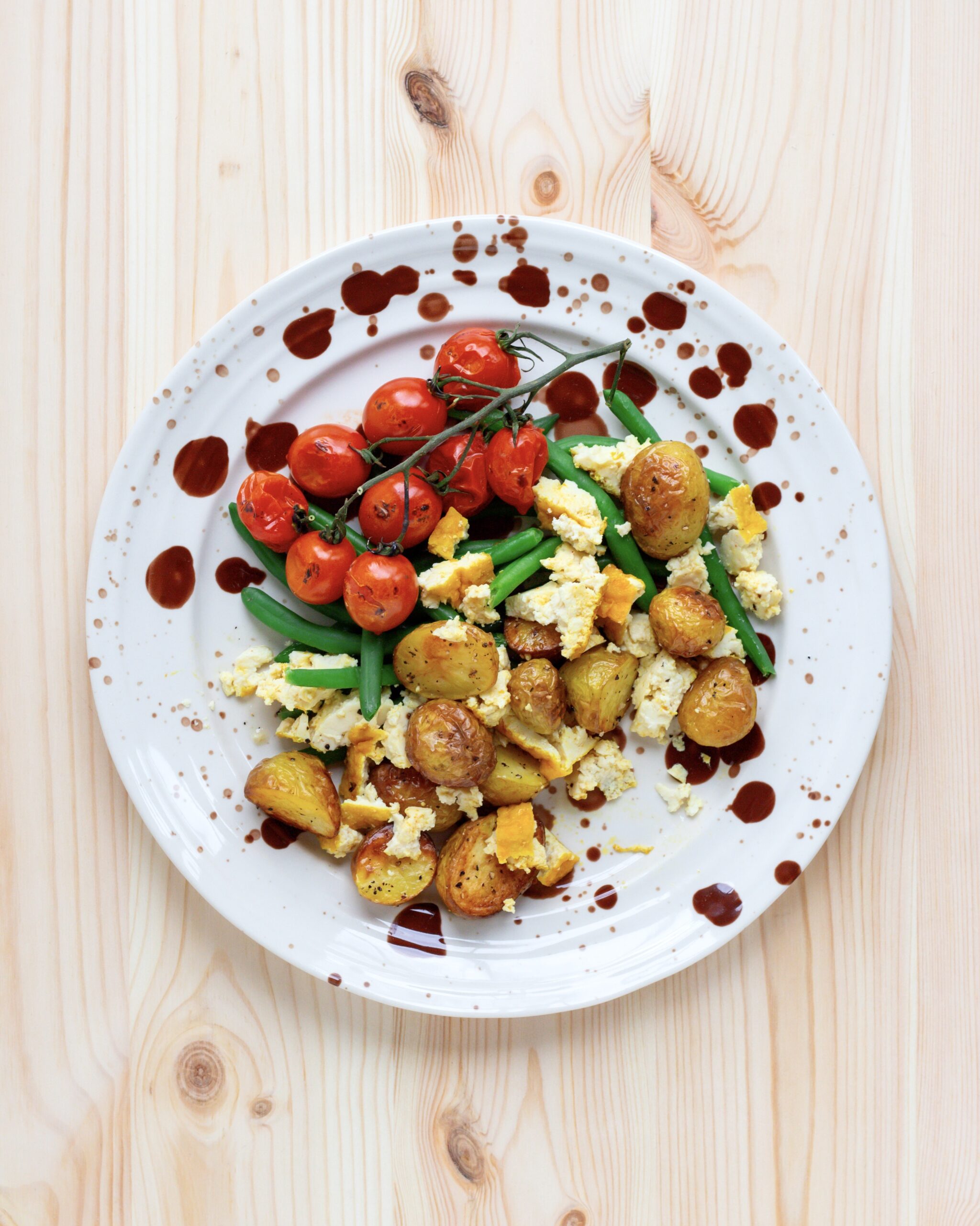 Tofukartofler med bagte små tomater