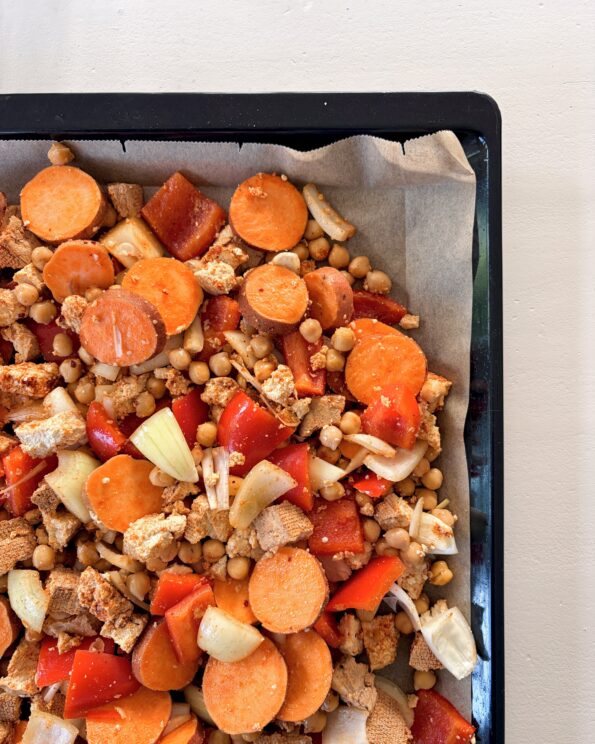 Grøntsagsplade med røget tofu og spicy hytteostcreme