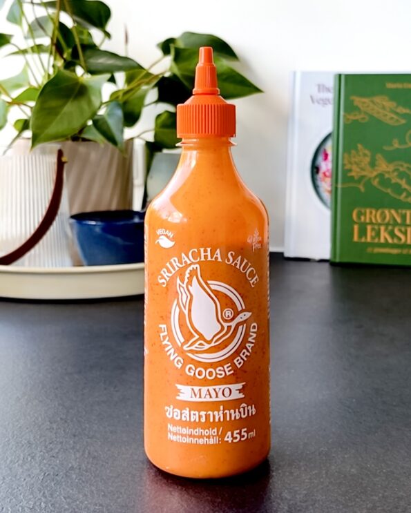 Grøntsagsplade med røget tofu og spicy hytteostcreme Sriracha chilimayo