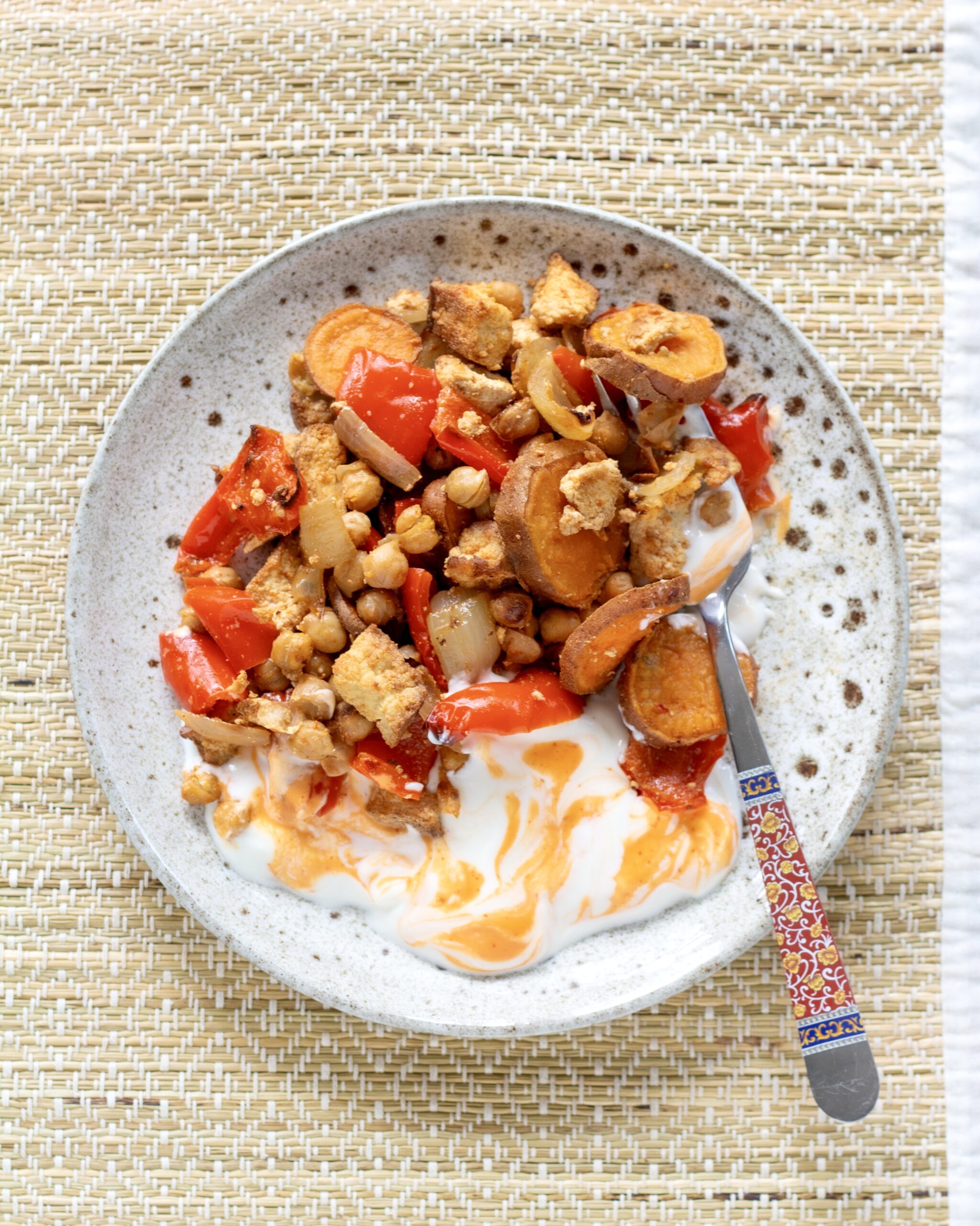 Grøntsagsplade med røget tofu og spicy hytteostcreme