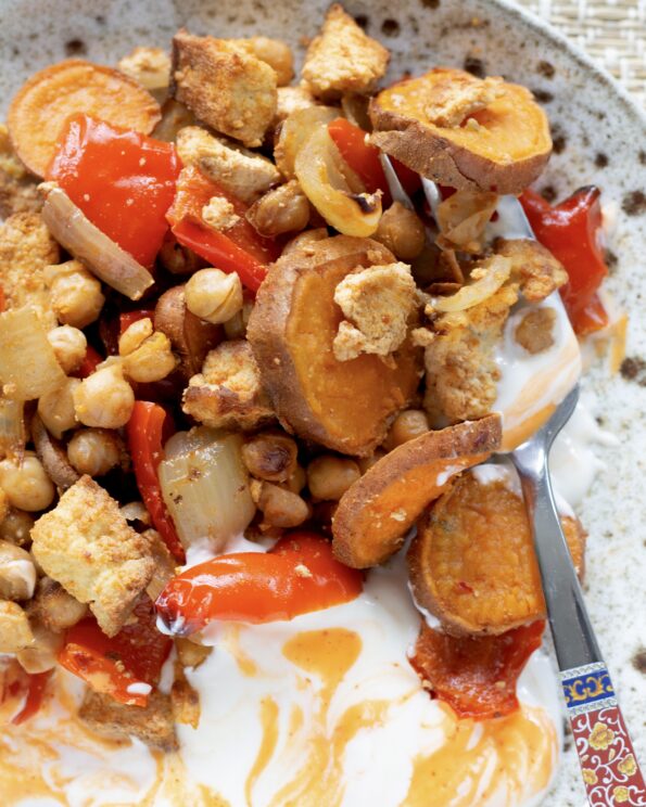 Grøntsagsplade med røget tofu og spicy hytteostcreme